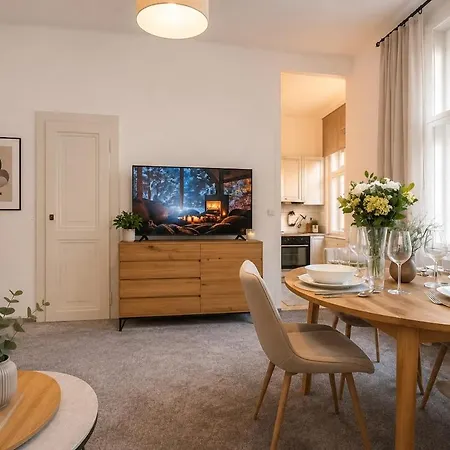 Διαμέρισμα Charming Two-bedroom By Parizska