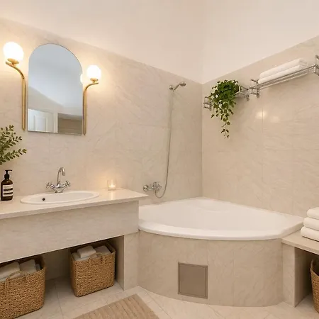 Charming Two-bedroom By Parizska Πράγα