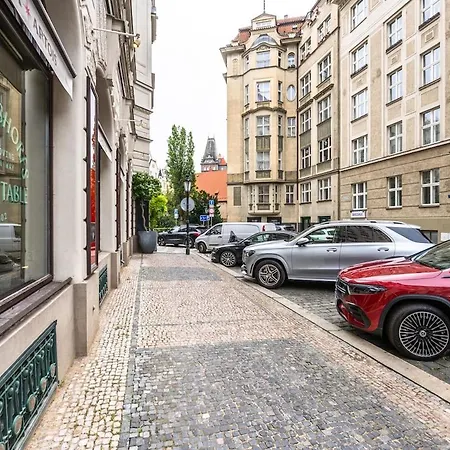 Apartment Charming Two-bedroom By Parizska *